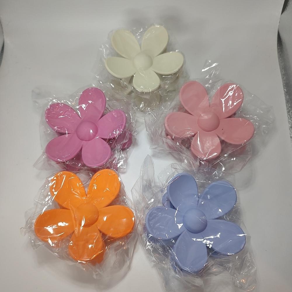 💥3/$20 Five Flower Shaped Hair Clips New